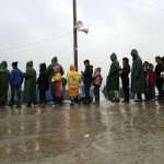 Πρόσφυγες εγκαταλείπουν την Ειδομένη στην προσπάθειά τους να περάσουν τα σύνορα