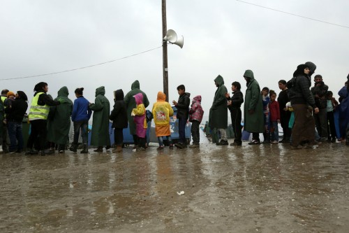Πρόσφυγες εγκαταλείπουν την Ειδομένη στην προσπάθειά τους να περάσουν τα σύνορα