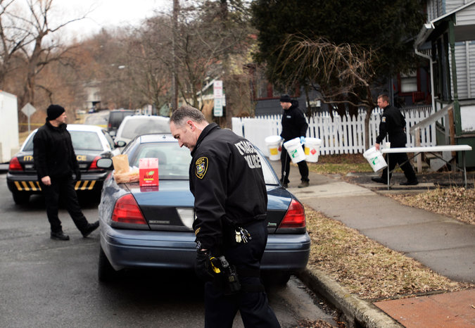 Ο αξιωματικός Dana Haff και άλλο προσωπικό επιβολής του νόμου απομακρύνουν ναρκωτικά που βρέθηκαν μετά από επιδρομή σε ένα σπίτι στην Ιθάκη  της Ν.Υ. Πηγή Φωτογραφίας: The New York Times
