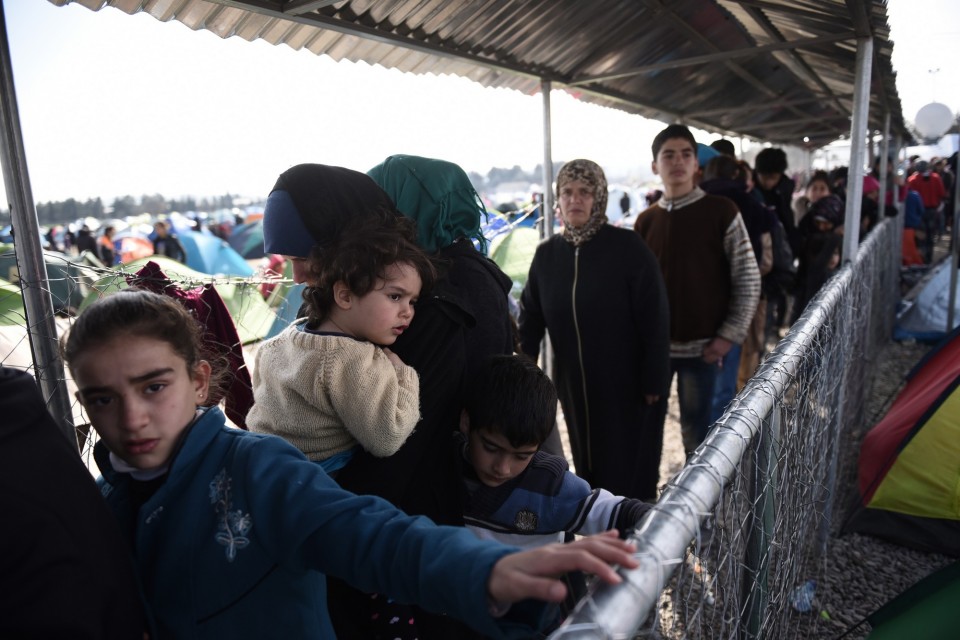 Πάνω από 9.000 πρόσφυγες έχουν παγιδευθεί στα σύνορα της Ελλάδας με την Πρώην Γιουγκοσλαβική Δημοκρατία της Μακεδονίας στην Ειδομένη, καθώς το σημείο διέλευσης στην ουδέτερη ζώνη Ελλάδας-ΠΓΔΜ έχει σφραγιστεί από την πλευρά των Σκοπίων, με αποτέλεσμα να μην περνάει κανένας πρόσφυγας, 2 Μαρτίου 2016