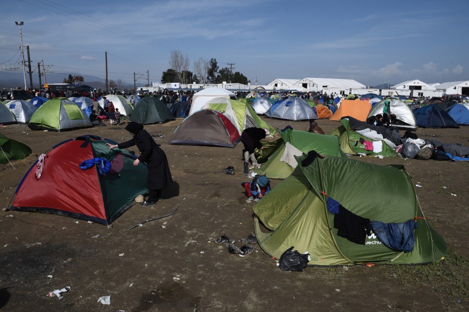 Πάνω από 9.000 πρόσφυγες έχουν παγιδευθεί στα σύνορα της Ελλάδας με την Πρώην Γιουγκοσλαβική Δημοκρατία της Μακεδονίας στην Ειδομένη, καθώς το σημείο διέλευσης στην ουδέτερη ζώνη Ελλάδας-ΠΓΔΜ έχει σφραγιστεί από την πλευρά των Σκοπίων, με αποτέλεσμα να μην περνάει κανένας πρόσφυγας, 2 Μαρτίου 2016
