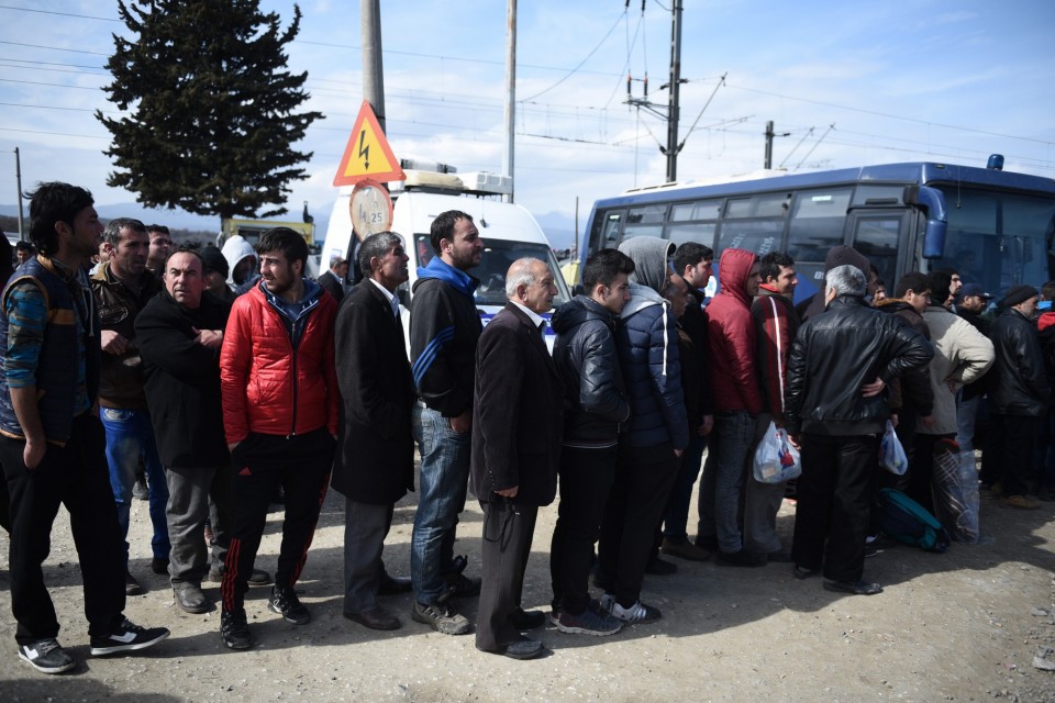 Πάνω από 9.000 πρόσφυγες έχουν παγιδευθεί στα σύνορα της Ελλάδας με την Πρώην Γιουγκοσλαβική Δημοκρατία της Μακεδονίας στην Ειδομένη, καθώς το σημείο διέλευσης στην ουδέτερη ζώνη Ελλάδας-ΠΓΔΜ έχει σφραγιστεί από την πλευρά των Σκοπίων, με αποτέλεσμα να μην περνάει κανένας πρόσφυγας, 2 Μαρτίου 2016