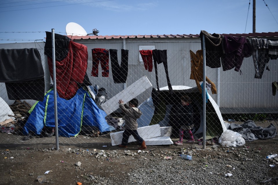 Πάνω από 9.000 πρόσφυγες έχουν παγιδευθεί στα σύνορα της Ελλάδας με την Πρώην Γιουγκοσλαβική Δημοκρατία της Μακεδονίας στην Ειδομένη, καθώς το σημείο διέλευσης στην ουδέτερη ζώνη Ελλάδας-ΠΓΔΜ έχει σφραγιστεί από την πλευρά των Σκοπίων, με αποτέλεσμα να μην περνάει κανένας πρόσφυγας, 2 Μαρτίου 2016