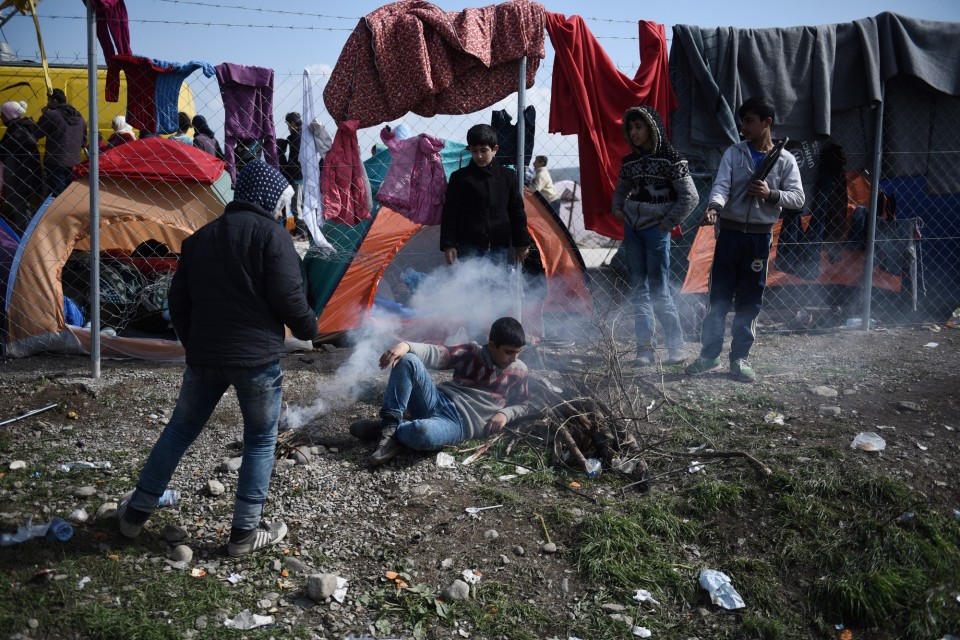 Πάνω από 9.000 πρόσφυγες έχουν παγιδευθεί στα σύνορα της Ελλάδας με την Πρώην Γιουγκοσλαβική Δημοκρατία της Μακεδονίας στην Ειδομένη, καθώς το σημείο διέλευσης στην ουδέτερη ζώνη Ελλάδας-ΠΓΔΜ έχει σφραγιστεί από την πλευρά των Σκοπίων, με αποτέλεσμα να μην περνάει κανένας πρόσφυγας, 2 Μαρτίου 2016