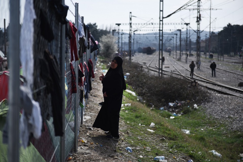 Πάνω από 9.000 πρόσφυγες έχουν παγιδευθεί στα σύνορα της Ελλάδας με την Πρώην Γιουγκοσλαβική Δημοκρατία της Μακεδονίας στην Ειδομένη, καθώς το σημείο διέλευσης στην ουδέτερη ζώνη Ελλάδας-ΠΓΔΜ έχει σφραγιστεί από την πλευρά των Σκοπίων, με αποτέλεσμα να μην περνάει κανένας πρόσφυγας, 2 Μαρτίου 2016