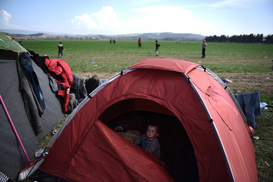 Πάνω από 9.000 πρόσφυγες έχουν παγιδευθεί στα σύνορα της Ελλάδας με την Πρώην Γιουγκοσλαβική Δημοκρατία της Μακεδονίας στην Ειδομένη, καθώς το σημείο διέλευσης στην ουδέτερη ζώνη Ελλάδας-ΠΓΔΜ έχει σφραγιστεί από την πλευρά των Σκοπίων, με αποτέλεσμα να μην περνάει κανένας πρόσφυγας, 2 Μαρτίου 2016