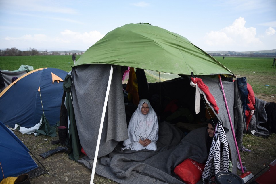 Πάνω από 9.000 πρόσφυγες έχουν παγιδευθεί στα σύνορα της Ελλάδας με την Πρώην Γιουγκοσλαβική Δημοκρατία της Μακεδονίας στην Ειδομένη, καθώς το σημείο διέλευσης στην ουδέτερη ζώνη Ελλάδας-ΠΓΔΜ έχει σφραγιστεί από την πλευρά των Σκοπίων, με αποτέλεσμα να μην περνάει κανένας πρόσφυγας, 2 Μαρτίου 2016