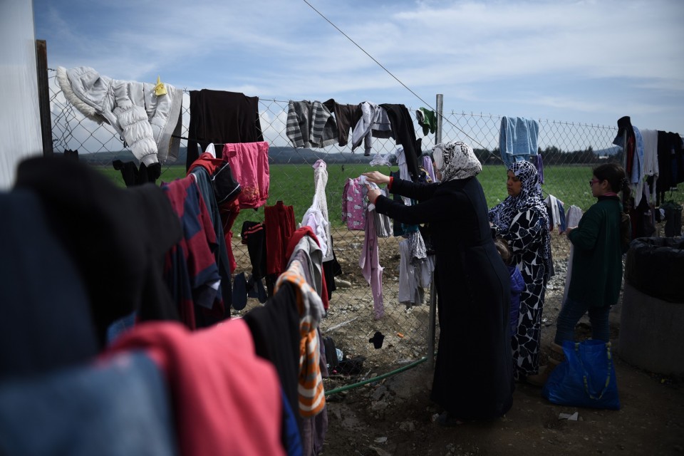 Πάνω από 9.000 πρόσφυγες έχουν παγιδευθεί στα σύνορα της Ελλάδας με την Πρώην Γιουγκοσλαβική Δημοκρατία της Μακεδονίας στην Ειδομένη, καθώς το σημείο διέλευσης στην ουδέτερη ζώνη Ελλάδας-ΠΓΔΜ έχει σφραγιστεί από την πλευρά των Σκοπίων, με αποτέλεσμα να μην περνάει κανένας πρόσφυγας, 2 Μαρτίου 2016