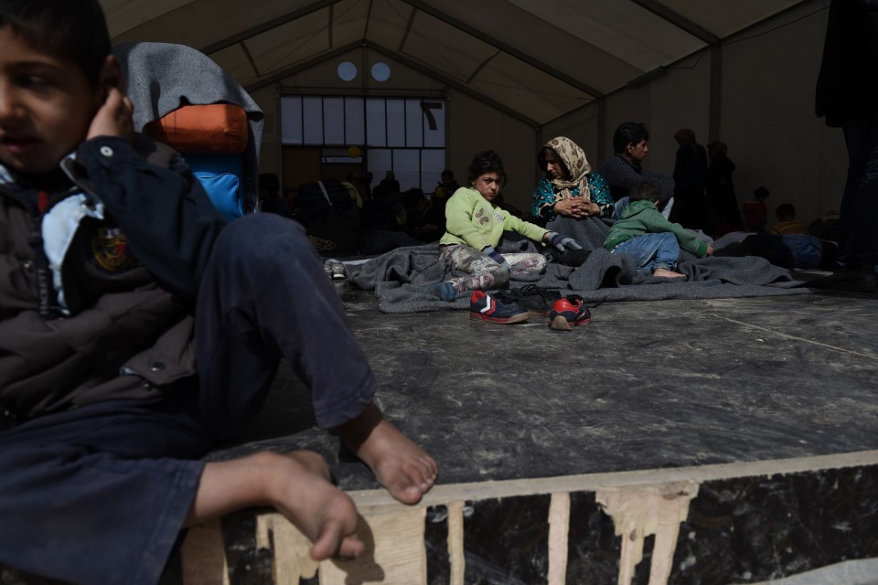 Πάνω από 9.000 πρόσφυγες έχουν παγιδευθεί στα σύνορα της Ελλάδας με την Πρώην Γιουγκοσλαβική Δημοκρατία της Μακεδονίας στην Ειδομένη, καθώς το σημείο διέλευσης στην ουδέτερη ζώνη Ελλάδας-ΠΓΔΜ έχει σφραγιστεί από την πλευρά των Σκοπίων, με αποτέλεσμα να μην περνάει κανένας πρόσφυγας, 2 Μαρτίου 2016