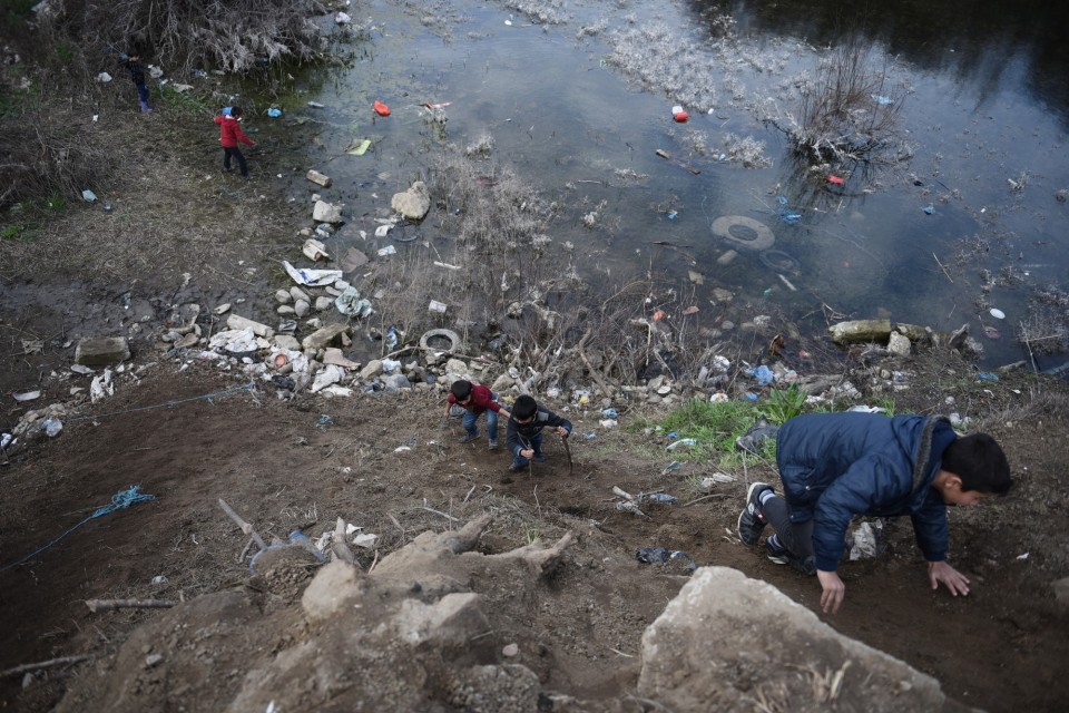 Πάνω από 9.000 πρόσφυγες έχουν παγιδευθεί στα σύνορα της Ελλάδας με την Πρώην Γιουγκοσλαβική Δημοκρατία της Μακεδονίας στην Ειδομένη, καθώς το σημείο διέλευσης στην ουδέτερη ζώνη Ελλάδας-ΠΓΔΜ έχει σφραγιστεί από την πλευρά των Σκοπίων, με αποτέλεσμα να μην περνάει κανένας πρόσφυγας, 2 Μαρτίου 2016