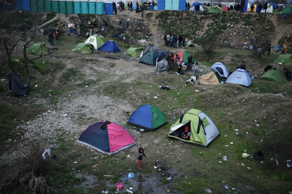 Πάνω από 9.000 πρόσφυγες έχουν παγιδευθεί στα σύνορα της Ελλάδας με την Πρώην Γιουγκοσλαβική Δημοκρατία της Μακεδονίας στην Ειδομένη, καθώς το σημείο διέλευσης στην ουδέτερη ζώνη Ελλάδας-ΠΓΔΜ έχει σφραγιστεί από την πλευρά των Σκοπίων, με αποτέλεσμα να μην περνάει κανένας πρόσφυγας, 2 Μαρτίου 2016