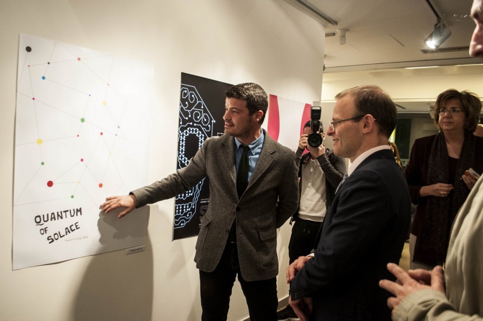 Ο Βρετανός Πρέσβης περιηγείται στην έκθεση