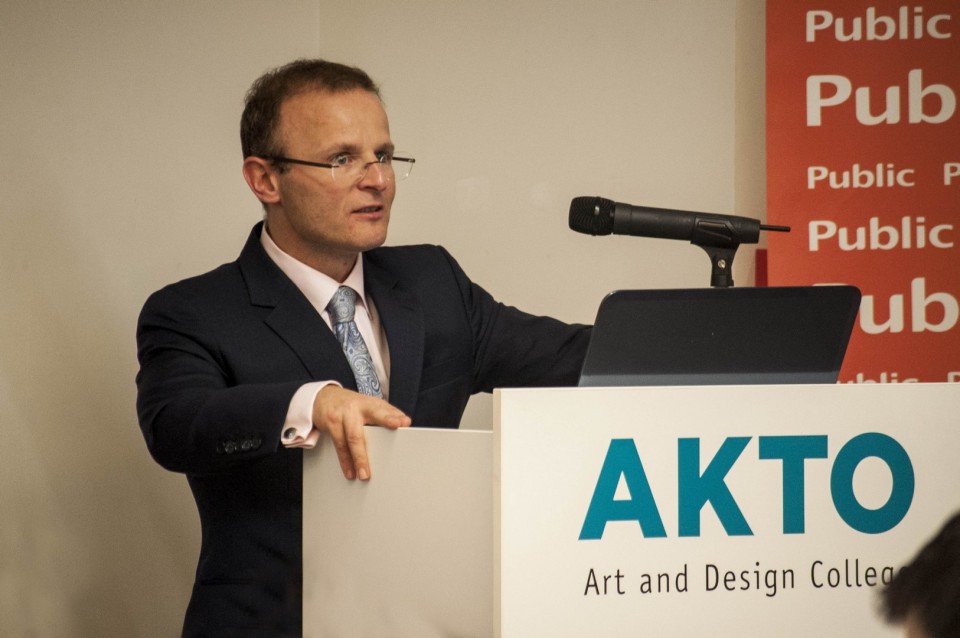 Ο John Kittmer στο βήμα, μιλά με ενθουσιασμό για την έκθεση