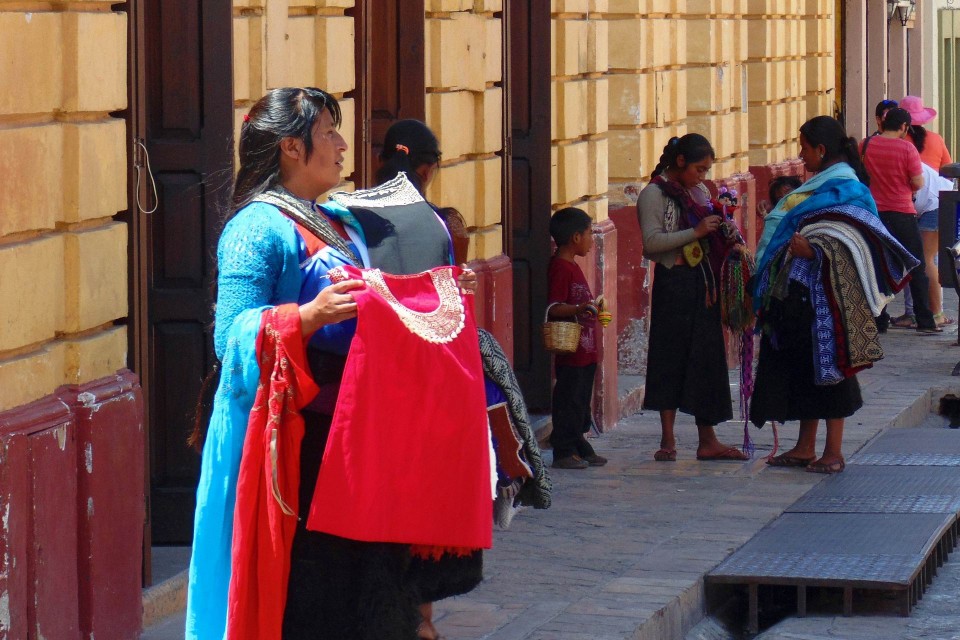 Γυναίκες πουλούν χειροποίητα αντικείμενα στις τουριστικές οδούς του Σαν Κριστόμπαλ. 