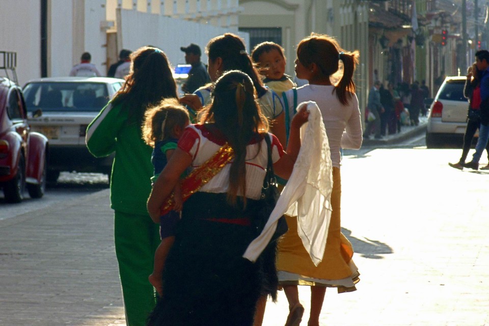 Βόλτα στην πόλη -γυναίκες με τοπικές ενδυμασίε