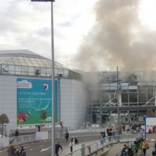 Εκκενώνεται το αεροδρόμιο των Βρυξελλών μετά τις δύο εκρήξεις