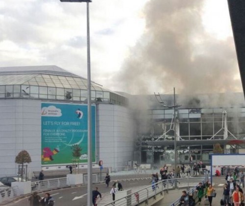 Εκκενώνεται το αεροδρόμιο των Βρυξελλών μετά τις δύο εκρήξεις