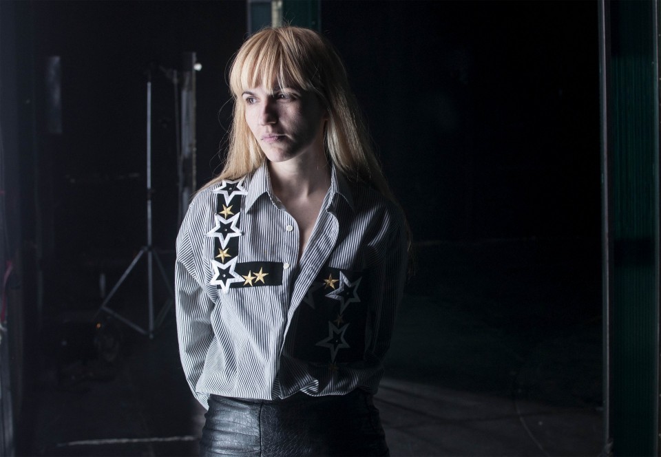 Δήμητρα Τάμπαση, που ανέλαβε το παράτολμο εγχείρημα να διασκευάσει, να αποδώσει θεατρικά και να σκηνοθετήσει το έργο.