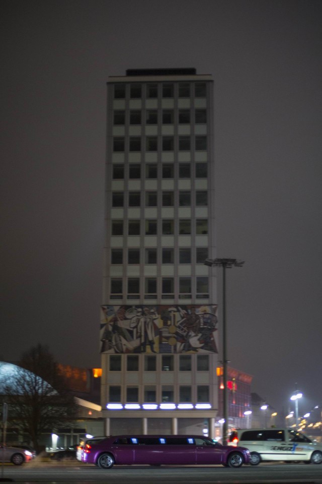 Μωβ λιμουζίνα στην νυχτερινή πόλη. Περπατώντας στο Βερολίνο το βράδυ, Φεβρουάριος 2016