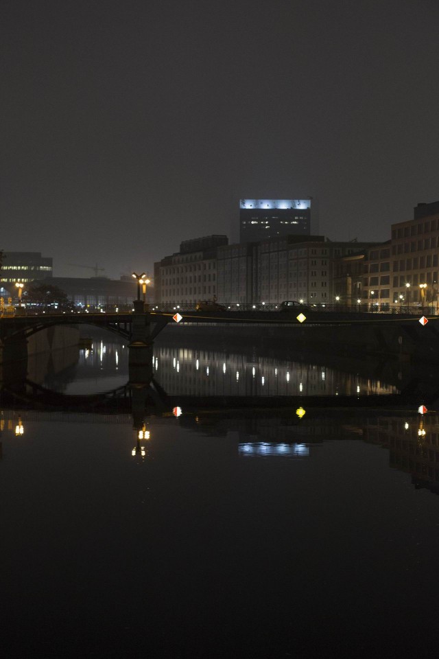 Ο ποταμός Σπρέε διασχίζει την πόλη. Περπατώντας στο Βερολίνο το βράδυ, Φεβρουάριος 2016
