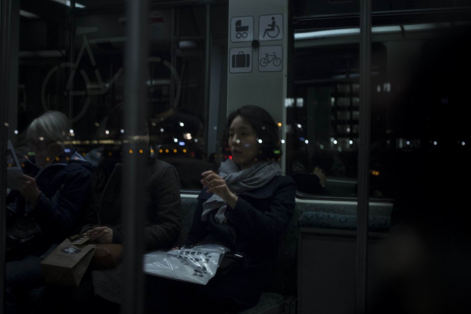 Γυναίκα επιβάτης σε τρένο. Τριγυρνώντας στο Βερολίνο το βράδυ, Φεβρουάριος 2016