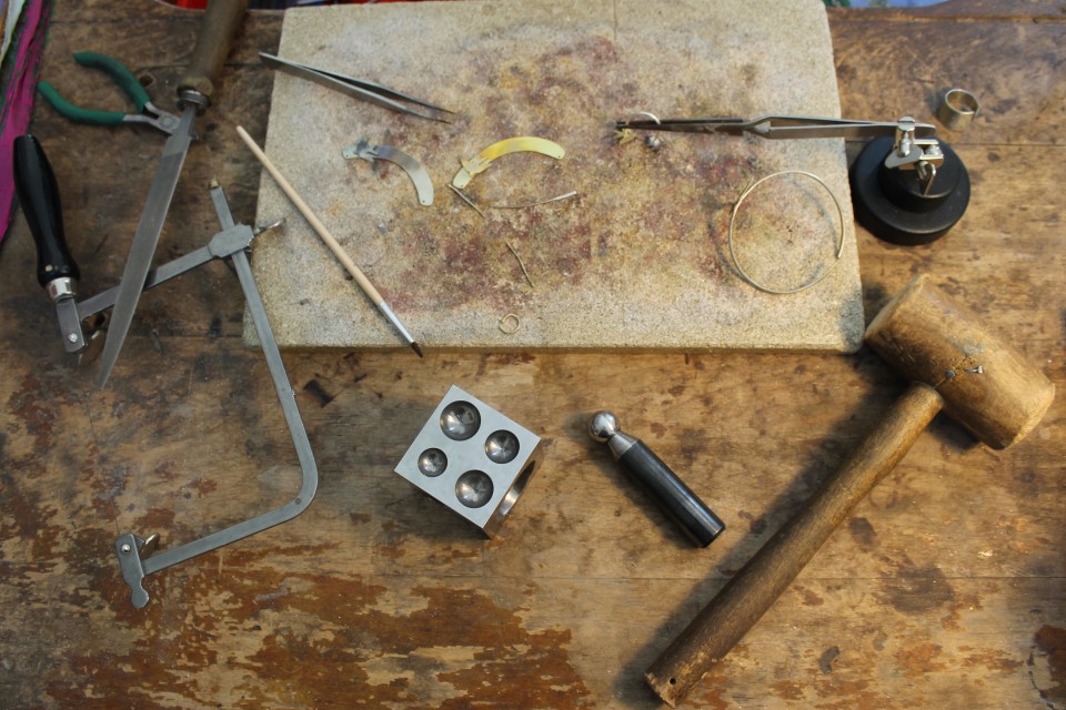 Και σιγά - σιγά τα μέταλλα παίρνουν μορφή