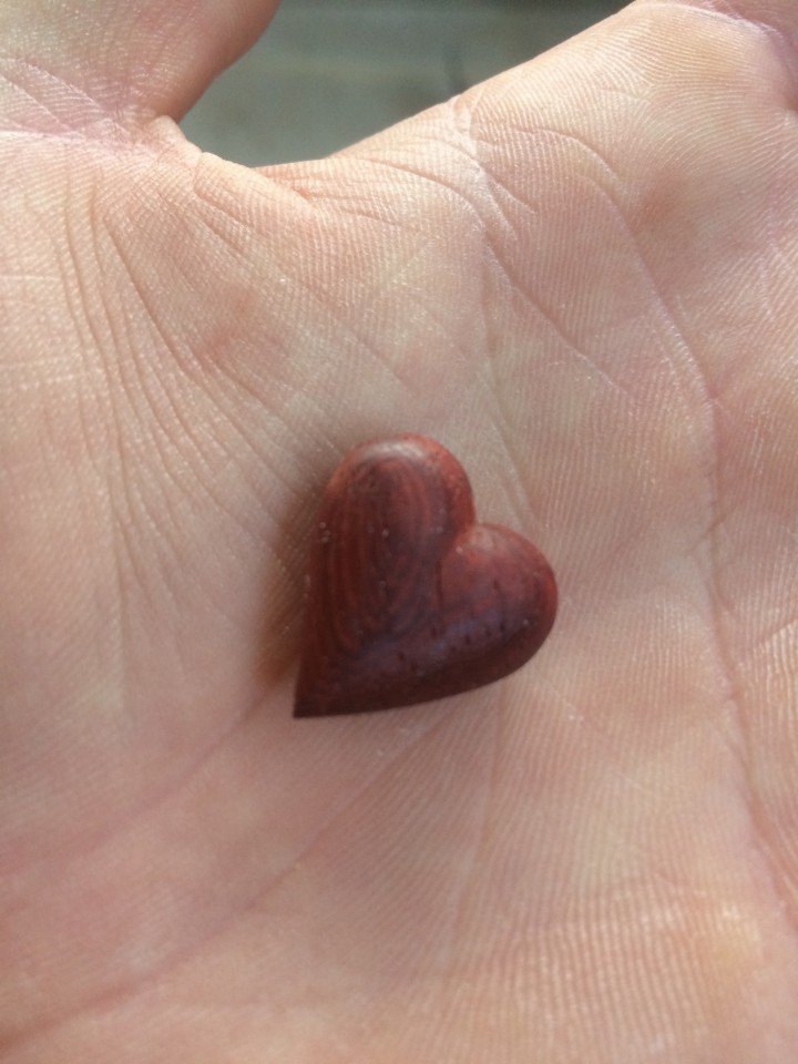 Η χαρακτηριστική ξύλινη κόκκινη καρδιά του Δημήτρη Ρουσσέτου