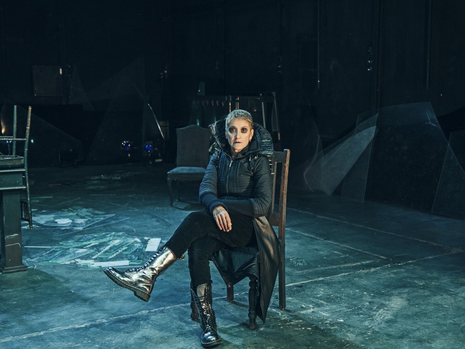 «Όσο κακός κι αν είναι ένας ήρωας που καλούμαι να υποδυθώ ψάχνω να δικαιολογήσω το τι του συμβαίνει γιατί κανείς δεν μπορεί να είναι μόνο αρνητικός ως προσωπικότητα». 