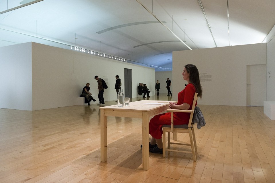 Η Βιργινία Μαστρογιαννάκη με τη μακράς διαρκείας performance της μετατρέπεται σε άνθρωπο-ρολόι. 