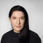 Αγνωστος φόρεσε έναν πίνακα… κολάρο στη Μαρίνα Αμπράμοβιτς [ΒΙΝΤΕΟ]