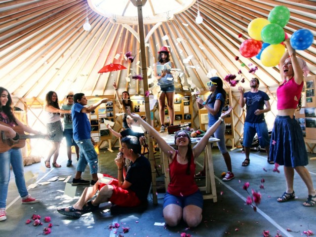 Στο Λιμάνι Θεσσαλονίκης κατασκηνώνει το Caravan Project