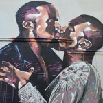 Ο Kanye West φιλάει τον εαυτό του σε ένα τεράστιο mural