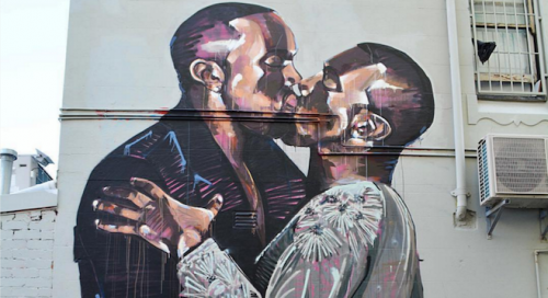 Ο Kanye West φιλάει τον εαυτό του σε ένα τεράστιο mural
