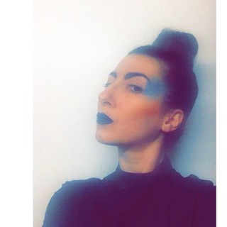 H Methi Blonde παίζει σέξι μουσικές με ντίσκο αισθητική και ροκ νοοτροπία.