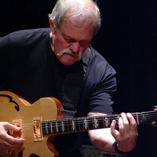 Ο θρυλικός jazzman John Abercrombie απόψε στην Αθήνα