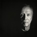 O John Carpenter στη Ρούλα Κορομηλά. Αυτό.