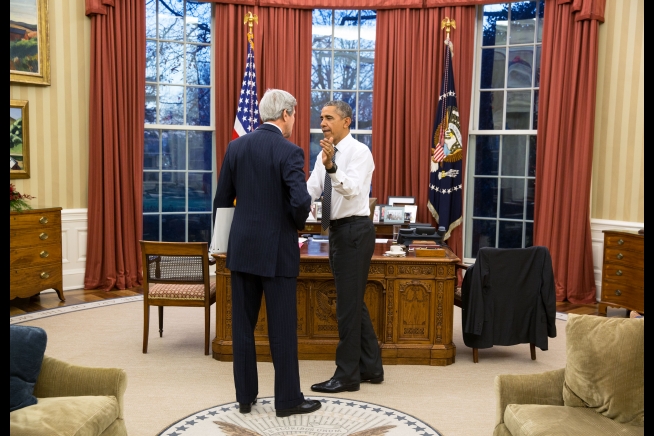 Ο Μπαράκ Ομπάμα με τον αντιπρόεδρο Τζον Κέρι.