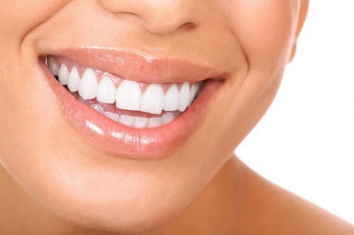 Πέντε τρόφιμα για να έχετε λευκά δόντια με φυσικό τρόπο