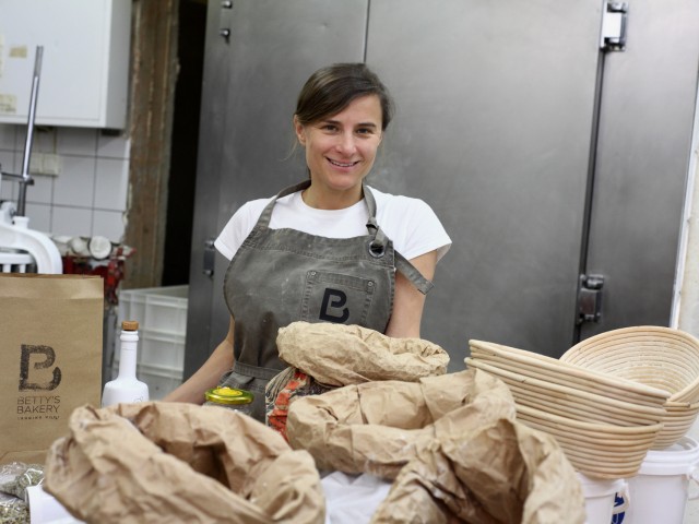 Τα σπιτικά ψωμιά της Ελισσάβετ Κουλούρη που έχουν τρελάνει την Αθήνα