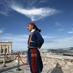 Ποιο είναι το αγαπημένο ρούχο του Έλληνα στη δουλειά;