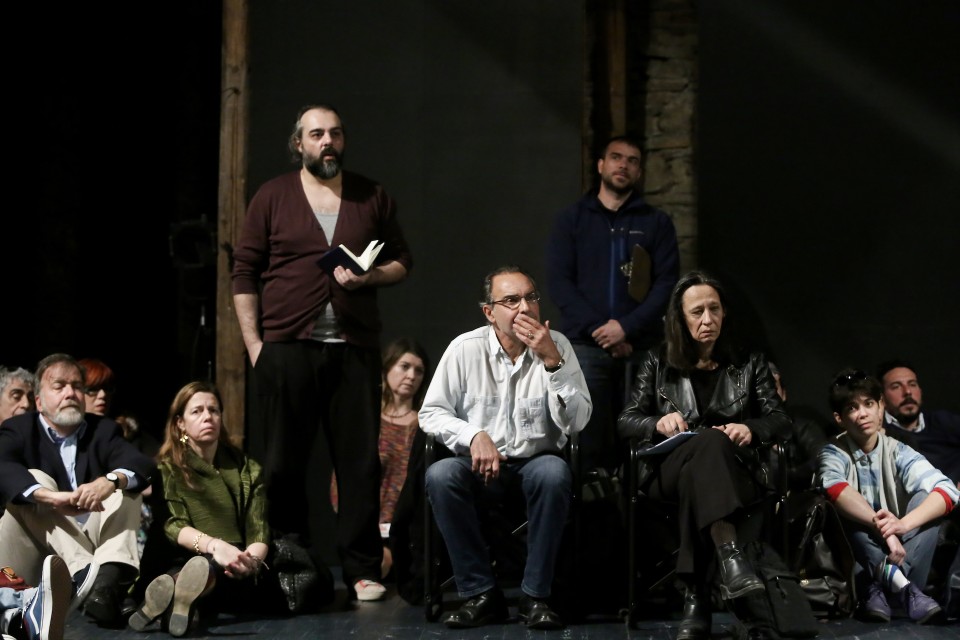 Συγκέντρωση ηθοποιων, δημοσιογράφων, καλλιτεχνών στο θέατρο Σφενδόνη, μετά απο ανακοινώσεις σχετικά με το πρόγραμμα του Ελληνικού φεστιβάλ, απο τον νέο καλλιτεχνικό διευθυντή, Γιαν Φαμπρ. Αθήνα 1 Απριλίου 2016