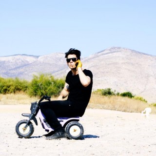 O Anestie Gomez, αιχμάλωτος ιθαγενής και ο πειρατής Lemos κάνουν επιδρομή στο Six D.o.g.s