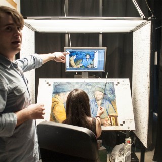 Ζωντανεύοντας τον Βαν Γκογκ (δίπλα στις κούκλες που κάποτε πρωταγωνιστούσαν στη Φρουτοπία)