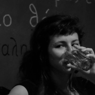 Σεμέλη Παπαβασιλείου: Ψιθυρίζοντας το ρεμπέτικο