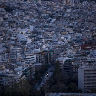 Ανοιξιάτικη βόλτα στην πόλη με ένα ζευγάρι sneakers