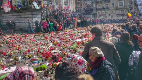 Βέλγιο: Χιλιάδες κάτοικοι των Βρυξελλών πραγματοποιούν πορεία – φόρο τιμής στα θύματα των τρομοκρατικών επιθέσεων και εναντίον του μίσους