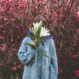 Πριν ανέβουν στη σκηνή, οι Daphne and the Fuzz πίνουν μαζί ένα σφηνάκι καπνιστό ουίσκι