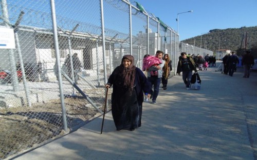 Μυτιλήνη: Η Πυροσβεστική επιχειρεί κατάσβεση της πυρκαγιάς που ξέσπασε σε χώρο του hot spot της Μόριας