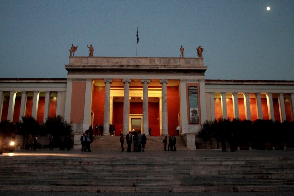 Εγκαίνια της έκθεσης «Προσφορά», Σύγχρονοι Ελληνες Δημιουργοί, στο Εθνικό Αρχαιολογικό Μουσείο, απο τον Πρωθυπουργό Αντώνη Σαμαρά.  Η έκθεση αποτελεί πρωτοβουλία της ΣΥΜΜΑΧΙΑΣ ΓΙΑ ΤΗΝ ΕΛΛΑΔΑ