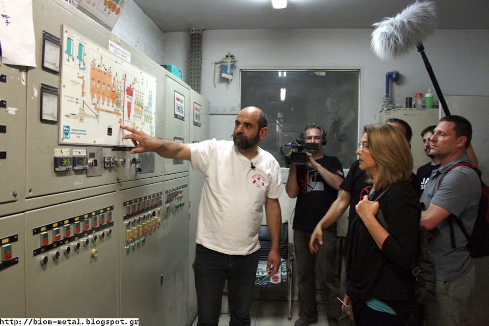 Η συγγραφέας Naomi Klein, που επισκέφτηκε το εργοστάσιο και μίλησε στους εργάτες.